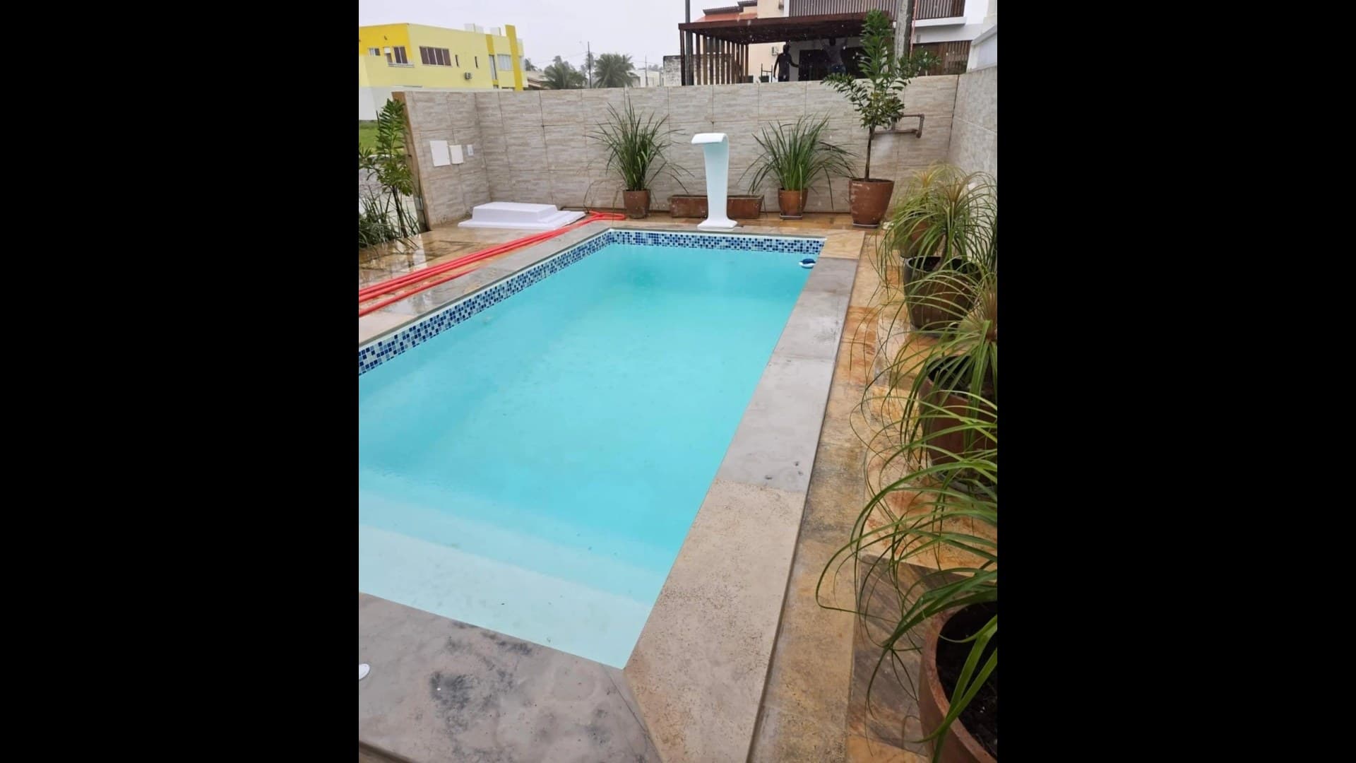 Casa 4 quartos, piscina e área gourmet frente mar.