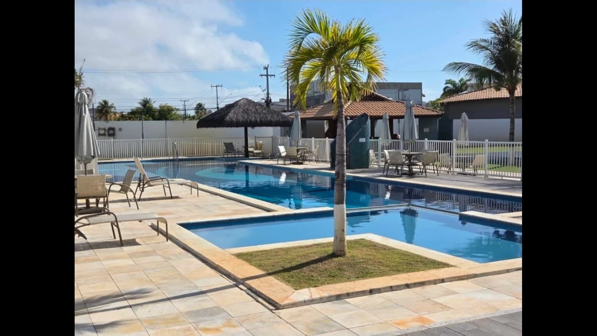 Casa mobiliada 4/4 cond. fechado a 500 mt do mar!