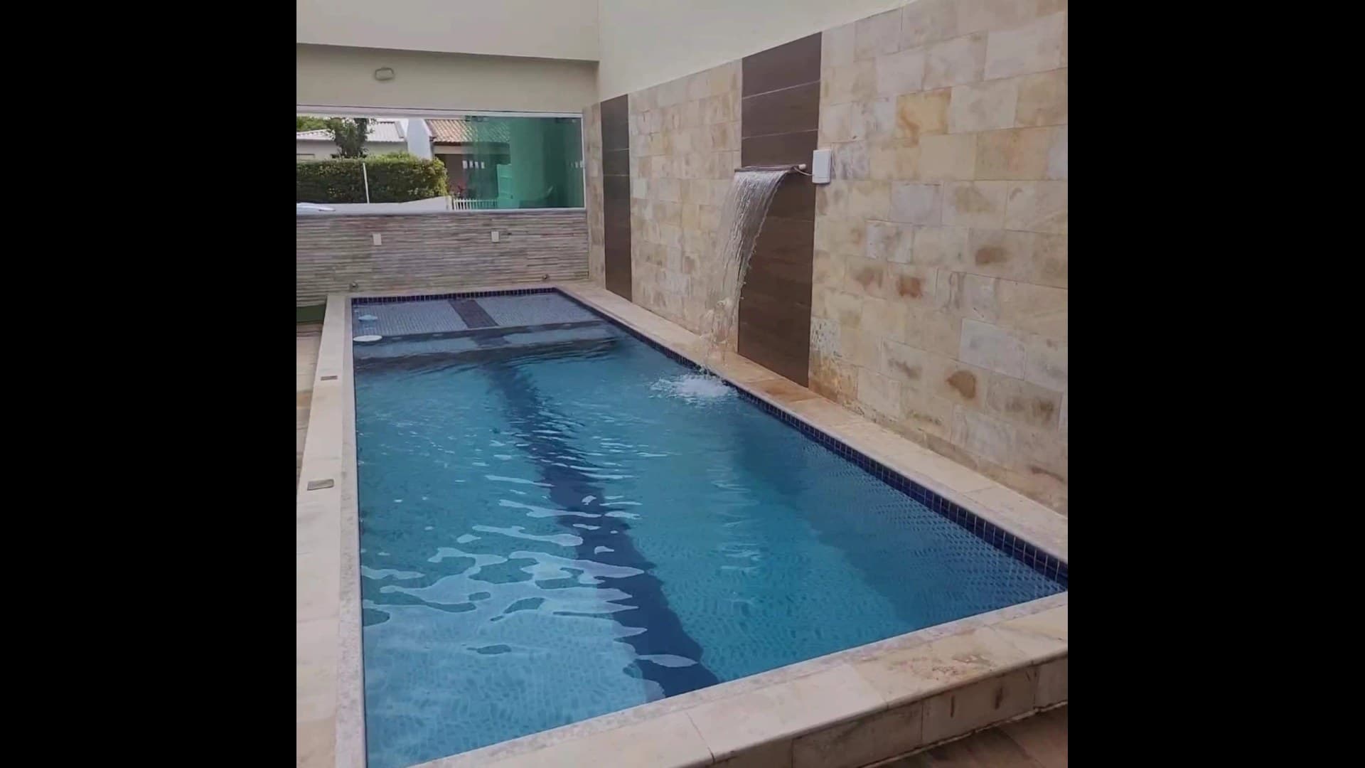 Casa 3/4 com piscina beira-mar