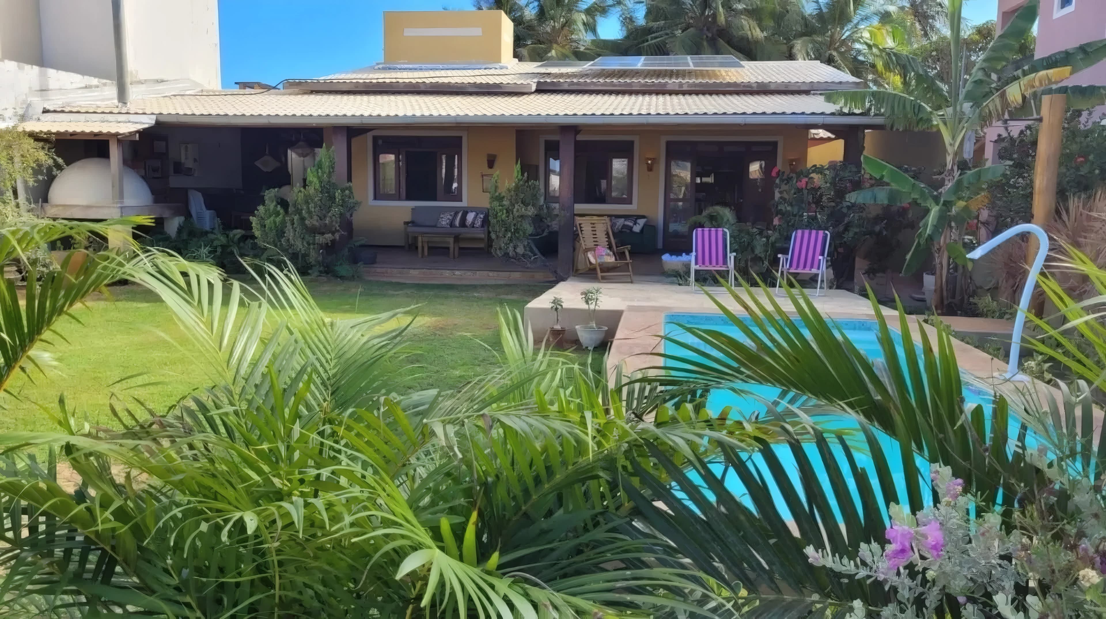 Casa mobiliada 3/4 com ar, cond. frente mar!