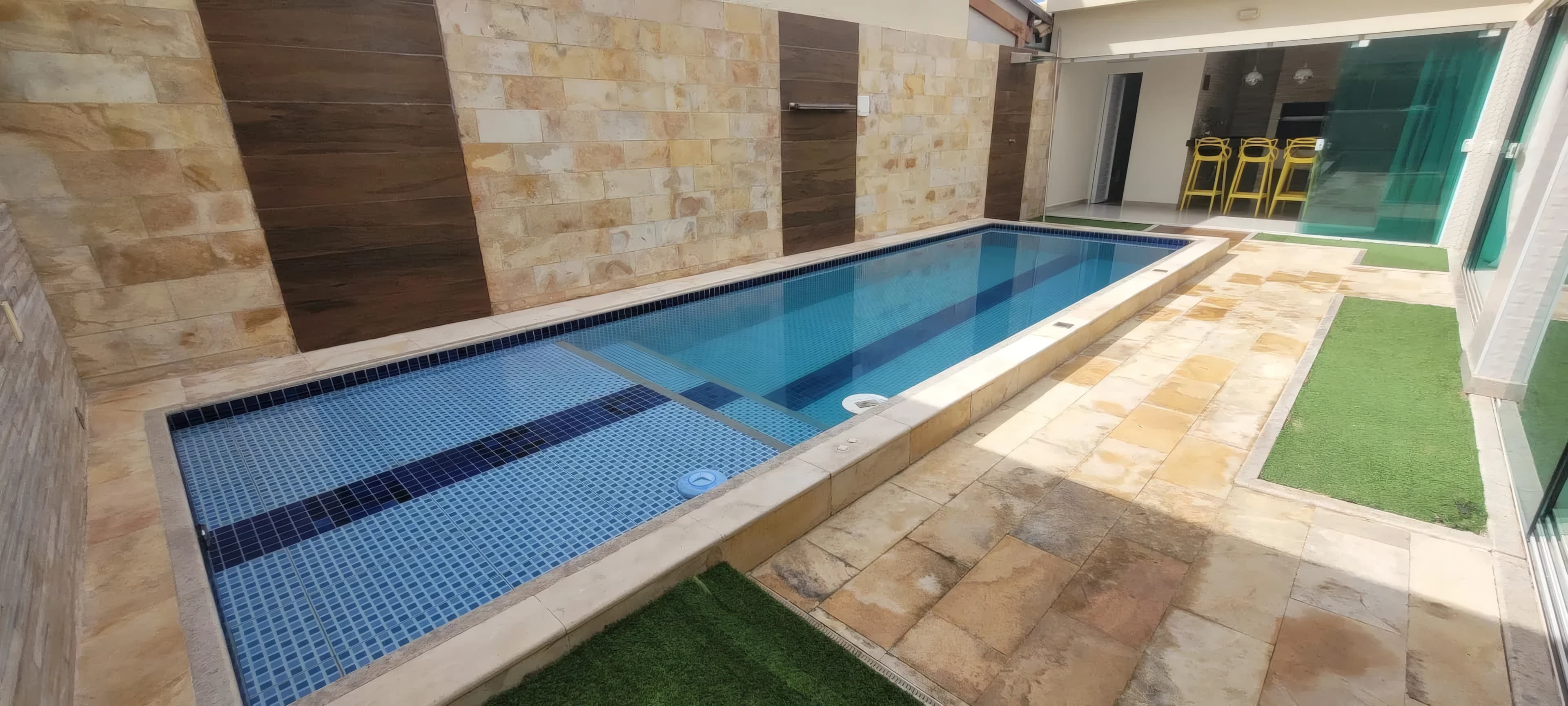 Casa 3/4 com piscina beira-mar
