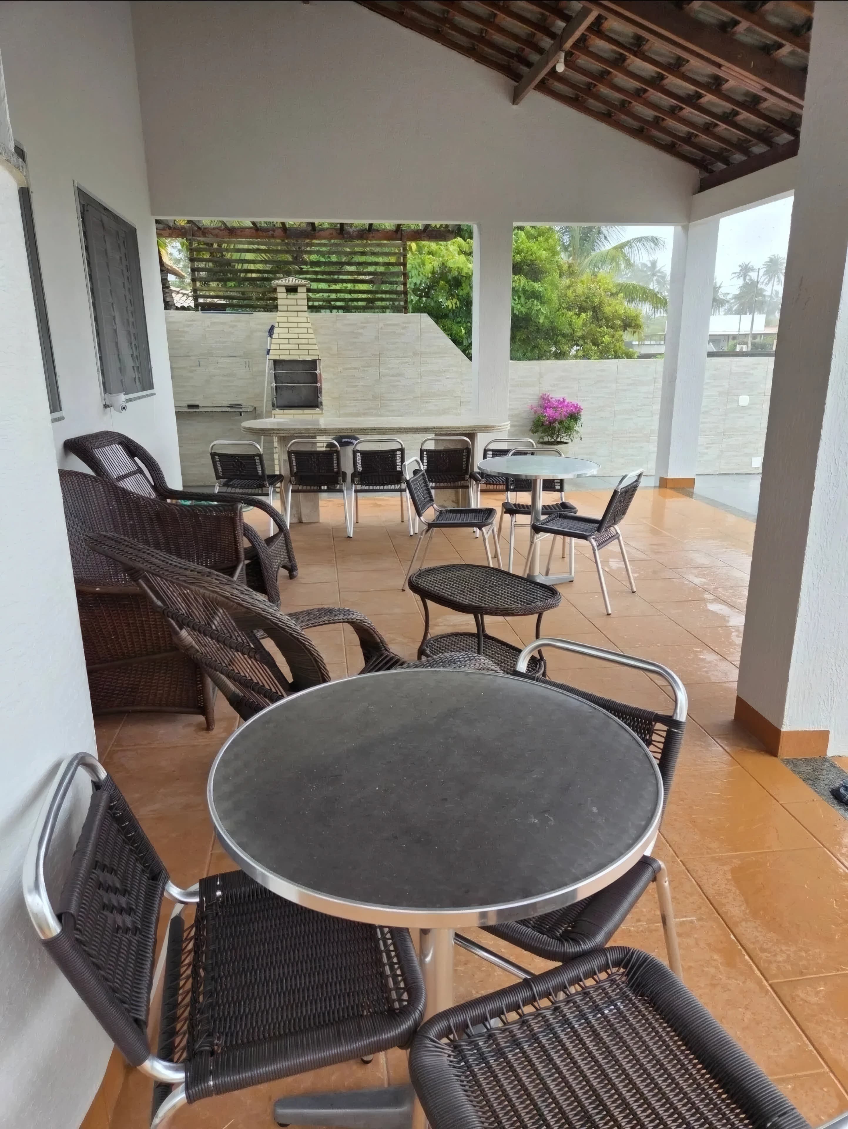 Casa 4 quartos, piscina e área gourmet frente mar.