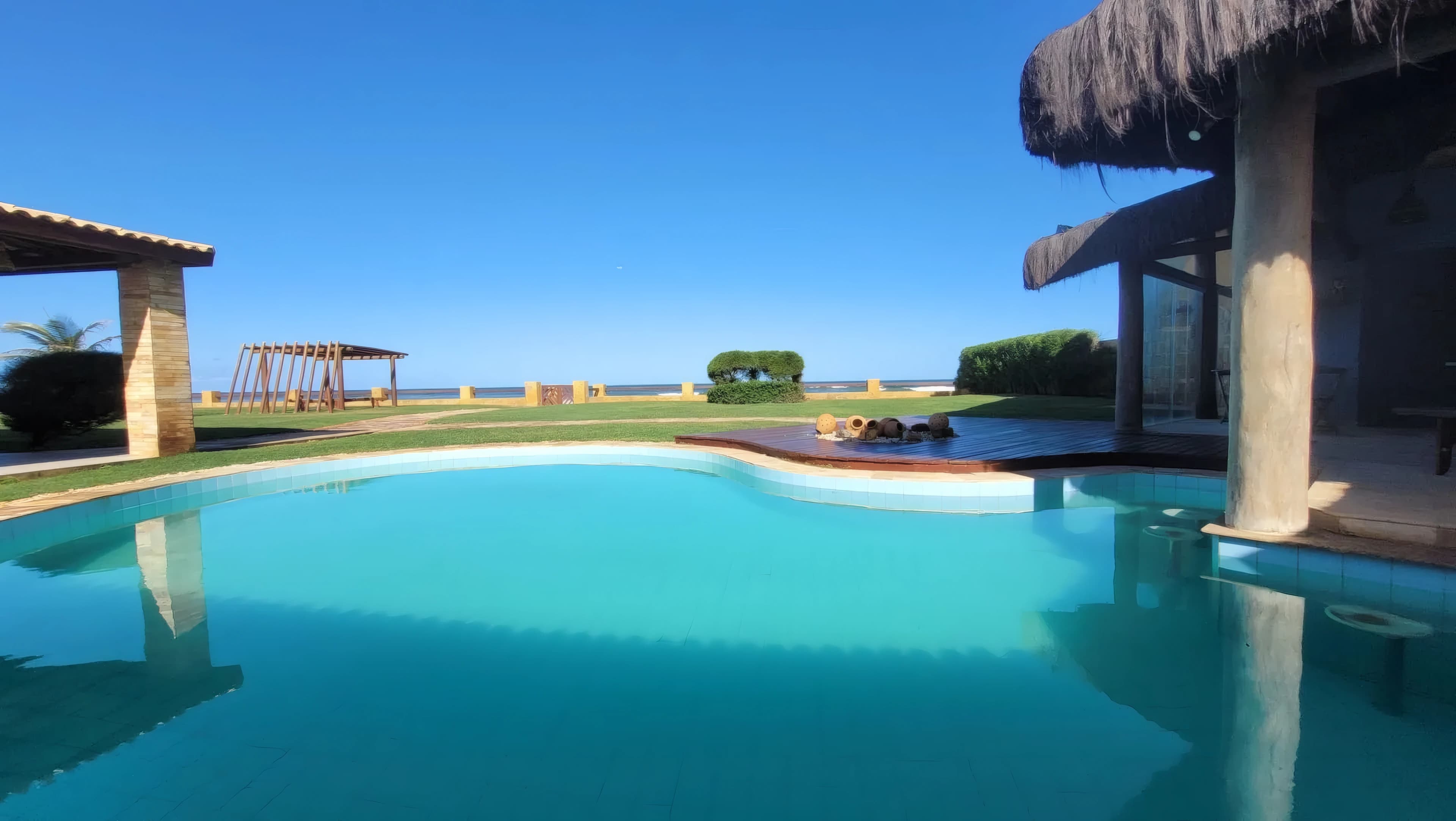Casa 5/4 mobiliada com piscina pé na areia.