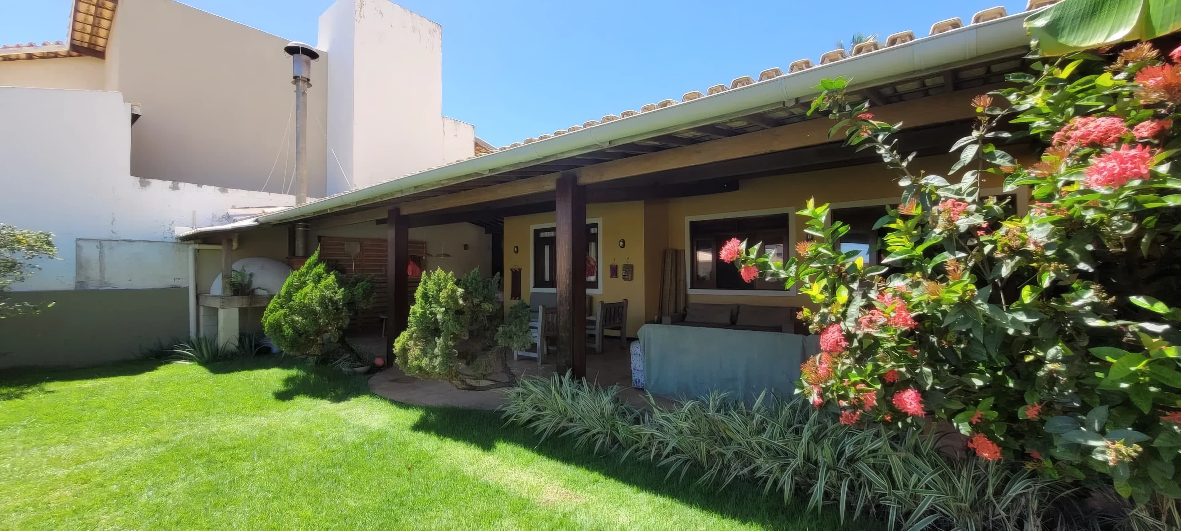 Casa mobiliada 3/4 com ar, cond. frente mar!