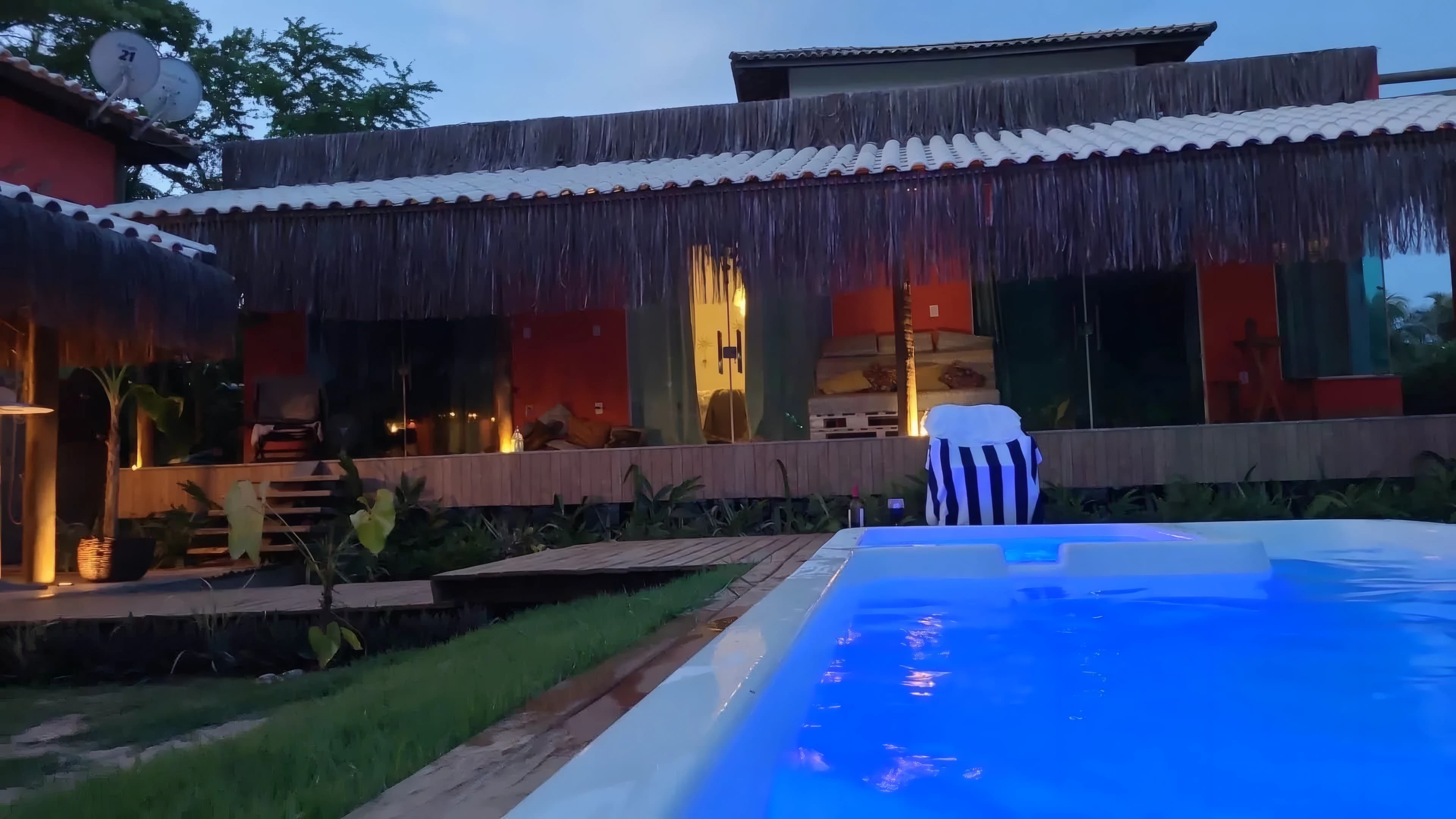 Casa estilo tailandesa 3 suítes c/ piscina e hidro