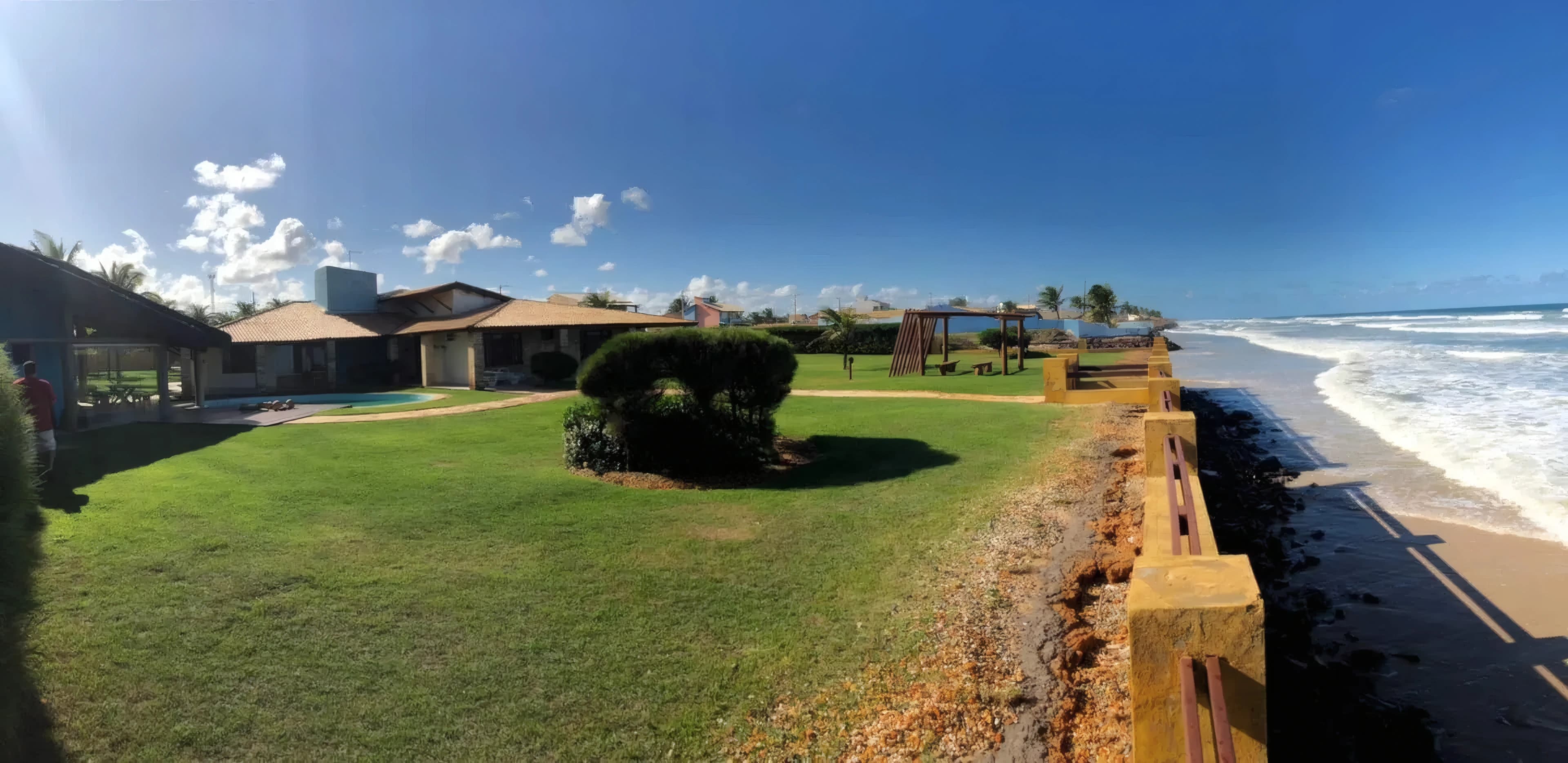 Casa 5/4 mobiliada com piscina pé na areia.