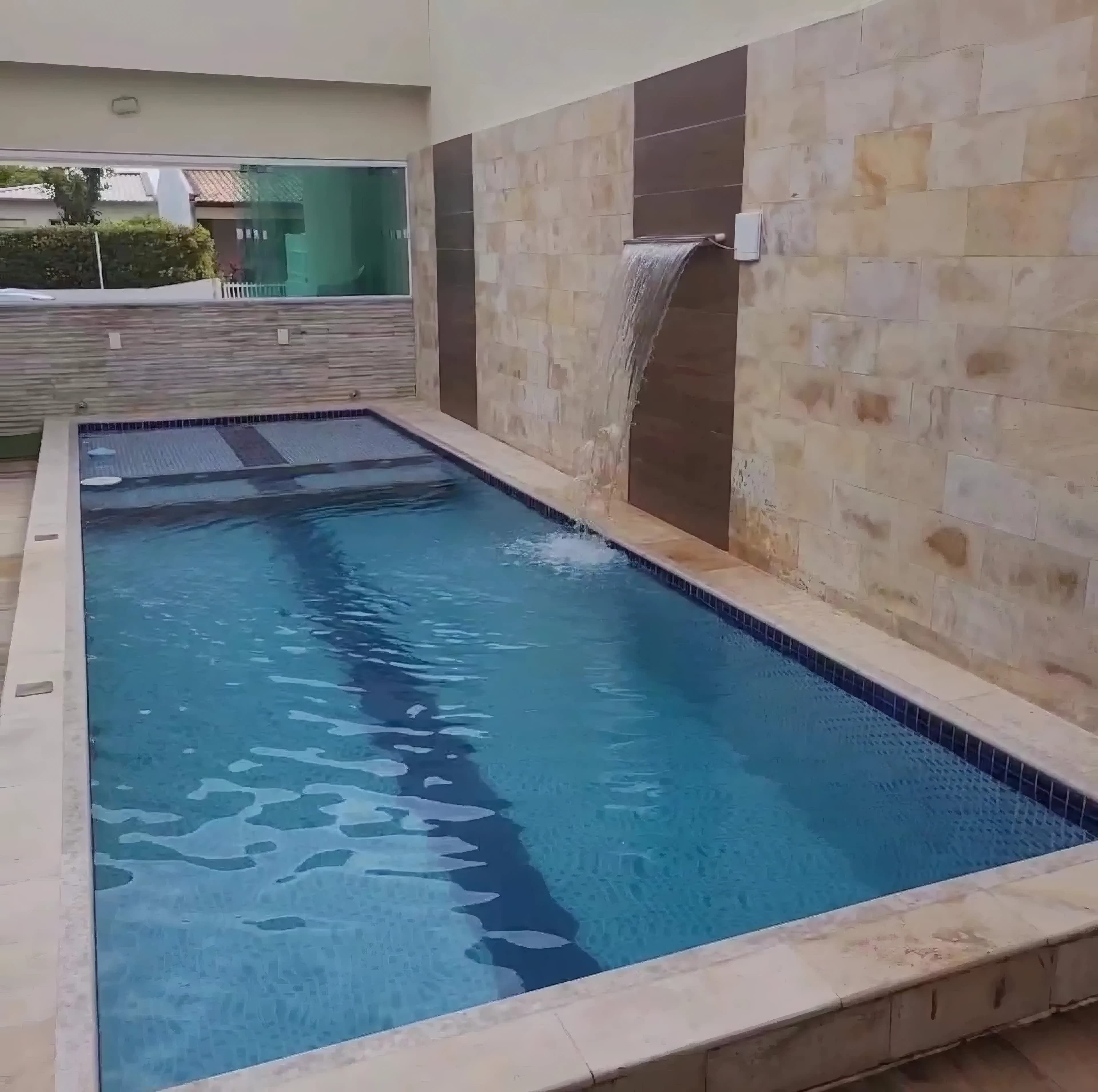 Casa 3/4 com piscina beira-mar