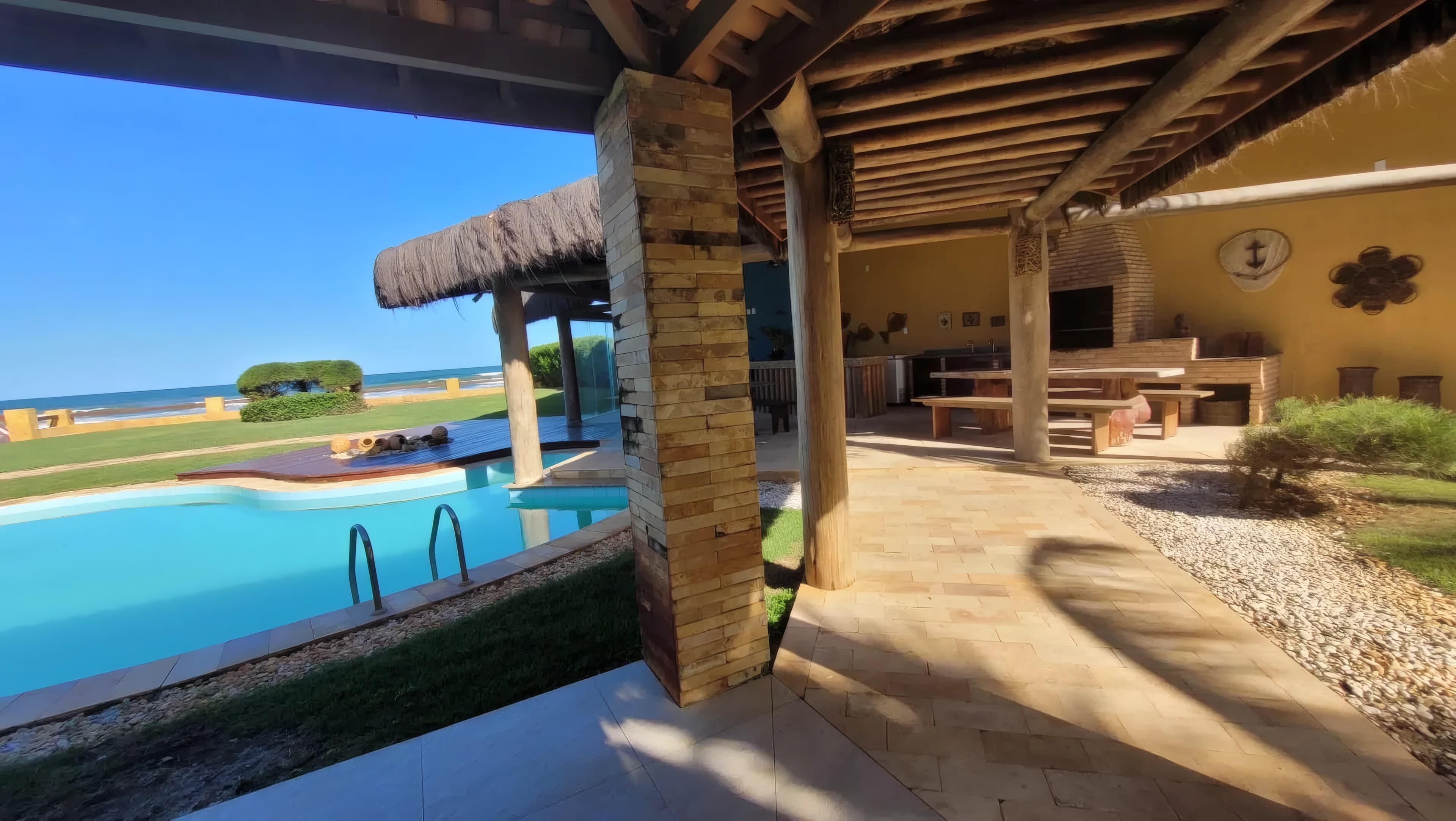 Casa 5/4 mobiliada com piscina pé na areia.